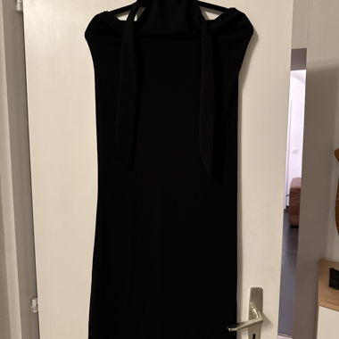 Abito midi nero con collo allacciato