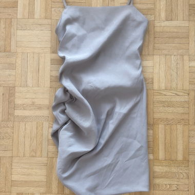 Abito grigio aderente