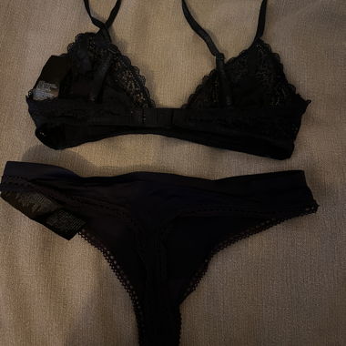 Ensemble soutien-gorge et string en dentelle noire Calvin Klein XS