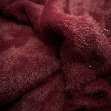 Snag - Flauschige Cardigan-Jacke in Tiefviolett