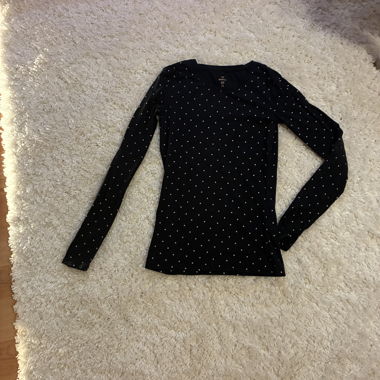 Top nero a pois a maniche lunghe