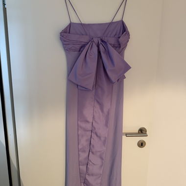 Lila Kleid mit Schlaufe hinten