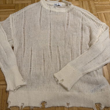 Weisser Strickpullover
