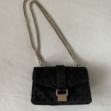 Schwarze Umhaengetasche mit Kette