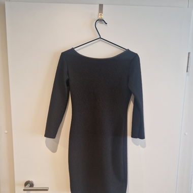Elegantes Kleid mit Rückenausschnitt