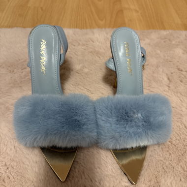 Sandali in pelliccia azzurro chiaro