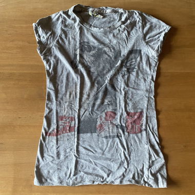 T-shirt grigia con grafica e stampa del cane