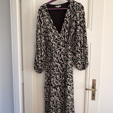 H&M Black-and-White Wickel-Midikleid S