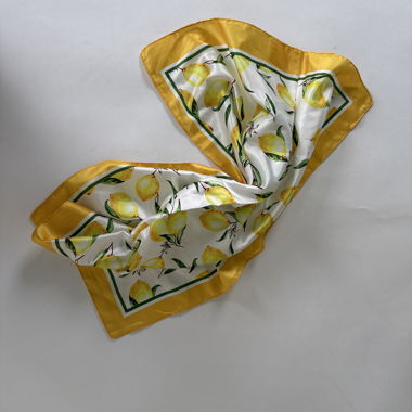 Foulard in seta con stampa di limoni