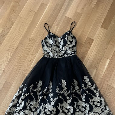 Kleid (schwarz und gold)