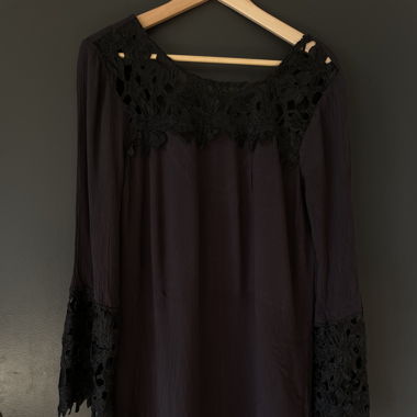 Kleid mit tiefem Rückenausschnitt