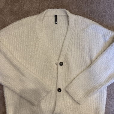 Cardigan blanc duveteux avec boutons