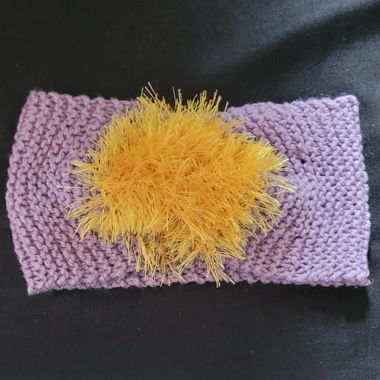 Lila Stirnband mit gelbem Detail