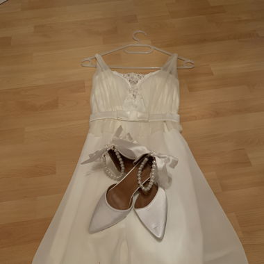 Weisses Kleid und passende Schuhe