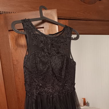 Schwarzes Kleid mit Perlendetails