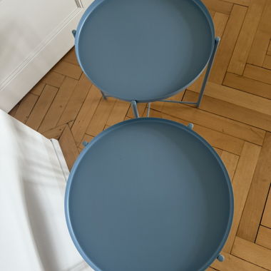 2 tables d’appoint bleues