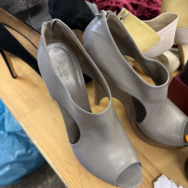 Gucci sandali open toe grigi con tacco