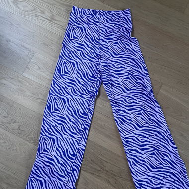 Pantaloni a zampa con stampa zebrata lilla