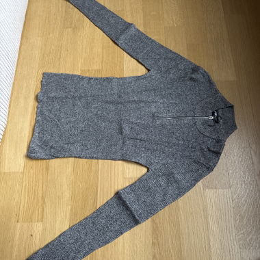grey long-sleeve shirt size S