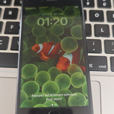 iPhone 8 64 GB, battery 90%