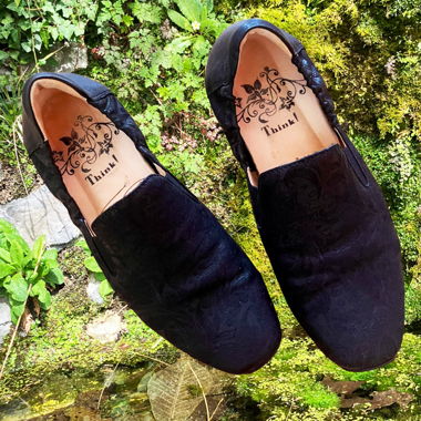 Mocassini vintage neri con motivo paisley 