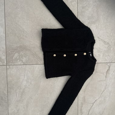 Cardigan in bouclé nero con bottoni dorati