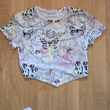 Bershka Crop-Top mit Schmetterlingsprint