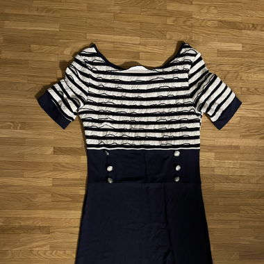 Schickes dunkelblaues Kleid im Marine-Stil