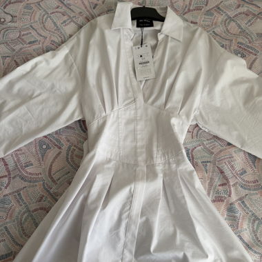 Weisses Damenkleid mit Schnürren am Rücken