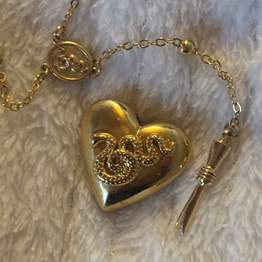 collana dorata di Lana Del Rey