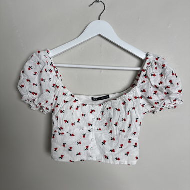 Zara Florales Top mit Ballonärmeln