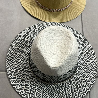 Cappelli in paglia intrecciata (entrambi) a 18.-