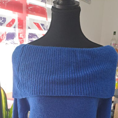 Pull bleu roi col large 