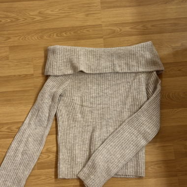 Pull côtelé à épaules dénudées