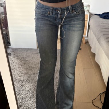 Bootcut-Jeans mit tiefer Taille