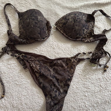 Brauner Bikini mit Schlangenmuster