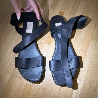 AGL schwarze Sandalen