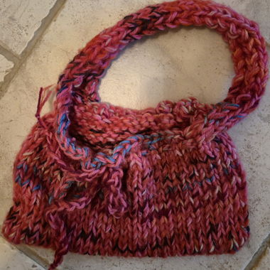 Petit sac à main tricoté rose