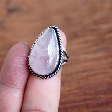 Anello con quarzo rosa naturale