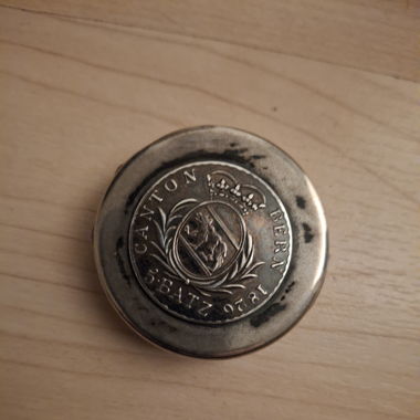 Pillendose mit Münze als Deckel