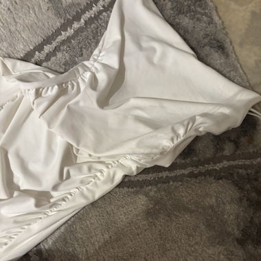 Eleganz mit Schlitz  Weißes Kleid, großer Auftritt
