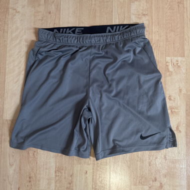Pantaloncini sportivi Nike grigi