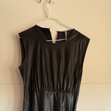 Kunstleder midikleid in schwarz