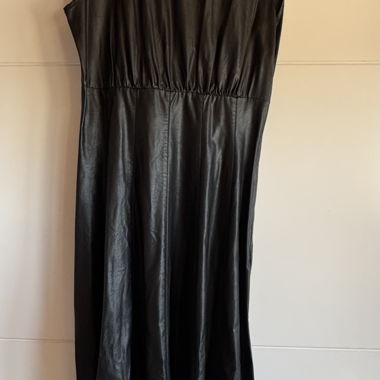 Kunstleder midikleid in schwarz