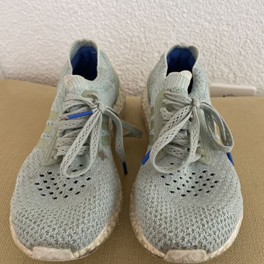 Adidas Sneaker aus hellem Blaustrick