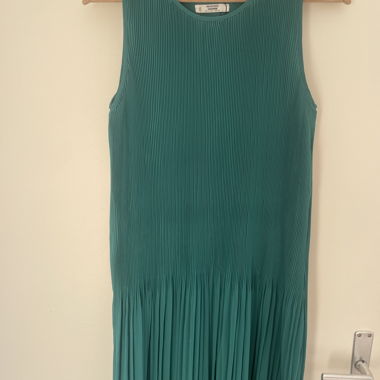 Kurzes Faltkleid in Smaragdgrün von Mango