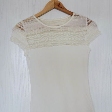 Elegantes cremefarbenes Spitzentop, Grösse S