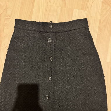 Eleganter Minirock aus Bouclé mit Zierknöpfen