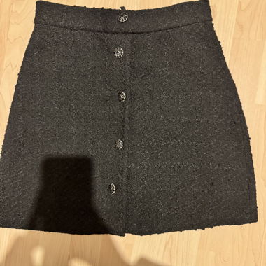 Eleganter Minirock aus Bouclé mit Zierknöpfen