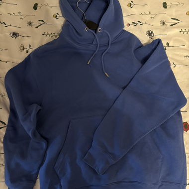 Blauer Kapuzenpullover